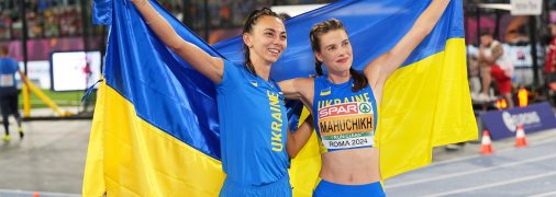 На цьому фото Ірина Геращенко – ліворуч, Ярослава Магучих – праворуч