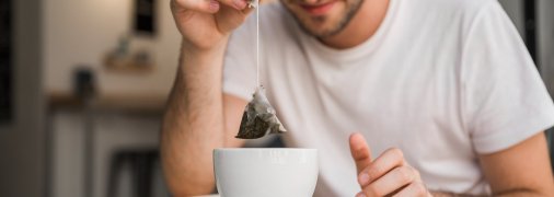 Чоловік з чашкою