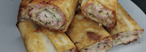 Гарячі рулетики з лаваша з ковбасою та сиром — чудова альтернатива гарячим бутербродам.