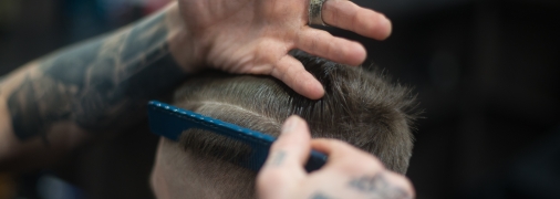 Трендовые мужские стрижки 2023 года - фото