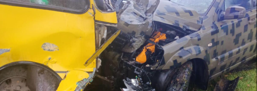 Пасажирський автобус зіштовхнувся з легковим авто