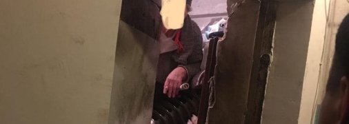 Киевлянин хранили в квартире 7 тонн мусора и оружие: фото завалов взволновали сеть