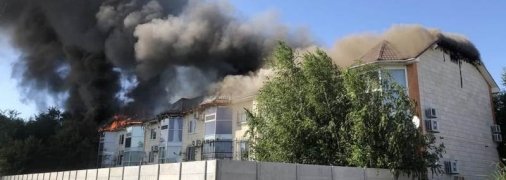В Мелитополе горел элитный коттедж на несколько квартир - клубы дыма были видны со всех точек города (фото)