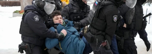 Силовики ловят россиян на акциях памяти Навальному