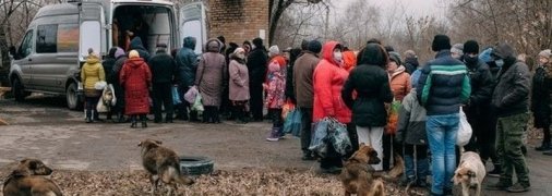 За это боролись? В сети обсуждают фото очереди за бесплатной похлебкой в Донецке и Макеевке