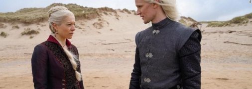 Принцессу Рейниру Таргариен (слева) играет Эмма Д'Арси, а Мэтт Смит играет принца Деймона Таргариена.