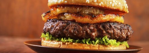 Куриный бургер с ананасом и красным луком