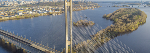 Співак з дружиною "катався" закритим Південним мостом