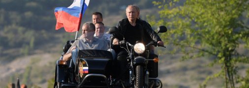 Путин во время визита в Крым считает себя главой полуострова, пока весь мир признает территорию украинской