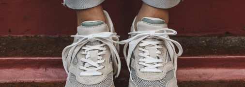 Неприятный запах из обуви может стать надоедливой проблемой (изображение создано с помощью ИИ)