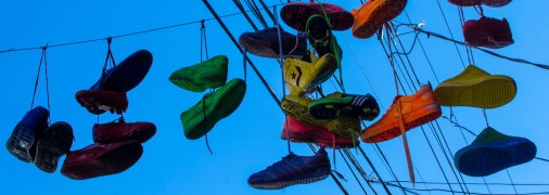 Зачем вешать кроссовки на провода