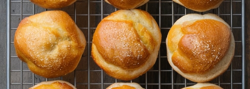 Булочки получаются очень нежные и вкусные (изображение создано с помощью ИИ)