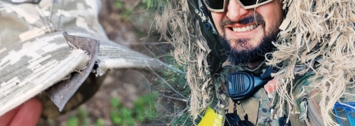 Кепка уберегла лицо военного от обломка снаряда