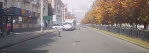 У маршрутки отлетели сразу два колеса