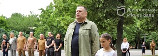 Борис Філатов з дівчинкою під час заходу