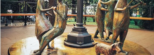 Скульптурная композиция разогрелась на солнце