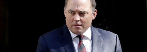 "Корабли шпионят вдоль всего побережья": британский министр обороны назвал Россию угрозой номер один