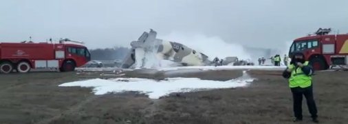 В аэропорту Алма-Аты упал военный самолет, есть погибшие (видео)
