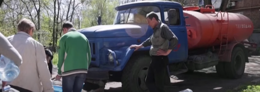 Жители Донецка вынуждены набирать воду из машин и природных источников