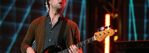 Басиста группы Maroon 5 обвинили в домашнем насилии