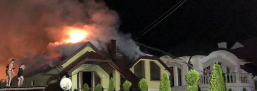 На Закарпатье элитный дом загорелся из-за удара молнии - фото пожара