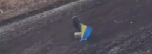 Мальчик машет пилотам