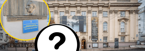 На фасаде снова красуется советская табличка