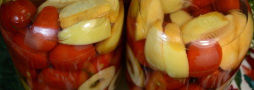 Закрутка з яблуками та помідорами