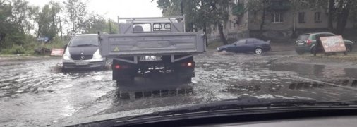 Маленькая Венеция: первый летний дождь устроил потоп  в Днепре (фото, видео) 