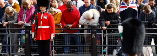 Несколько тысяч человек выстроились вдоль маршрута похоронной процессии