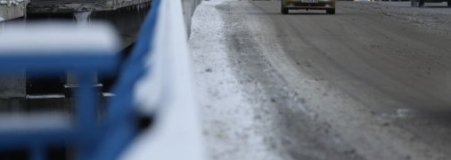 Машина їде по засніженій дорозі