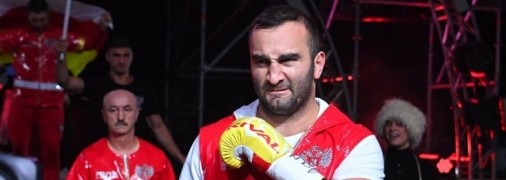 В Ереване боксеру Мурату Гассиеву заклеили флаг россии на рукаве (видео)