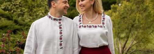 Вишиванка чи косоворотка? У що все-таки одягнувся Зеленський, вітаючи українців (фото)