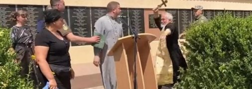 Представитель "Московского патриархата" избил крестом священника ПЦУ