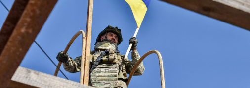 Боец с украинским флагом