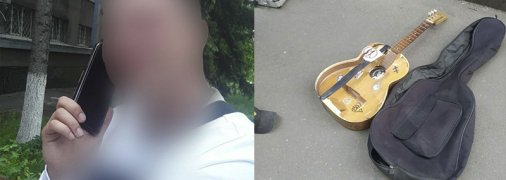 Плохо играл: у метро в Харькове избили уличного музыканта (фото)