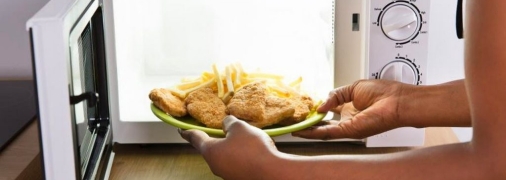 Как правильно греть еду в микроволновке