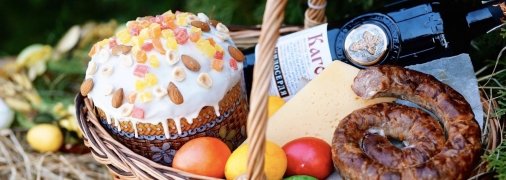 Традиційний продуктовий набір великоднього кошика