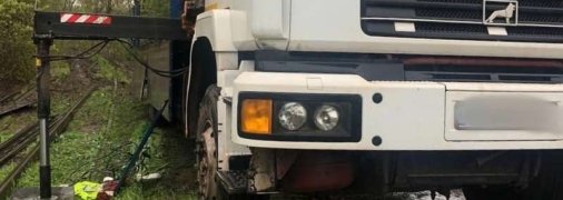 "Полиция ошалела от такой наглости": ромы в Кривом Роге средь бела дня вырезали 200 метров действующей железной дороги (фото)