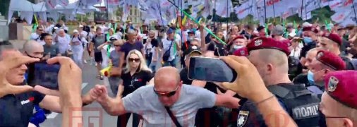 В Киеве произошли жесткие столкновения с полицией из-за гробов у офиса Зеленского (фото, видео)