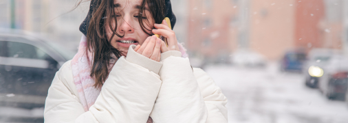 Дівчина на вулиці взимку