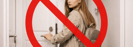 Девушка закрывает дверь