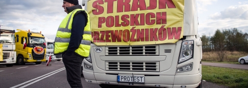 В настоящее время для свободного движения грузовиков 
заблокированы  все шесть пунктов пропуска