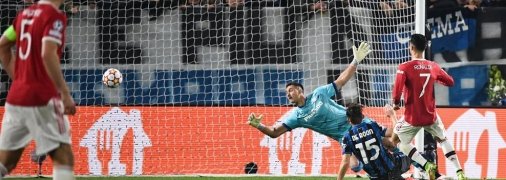 Дубль Роналду спас манкунианцев от поражения.