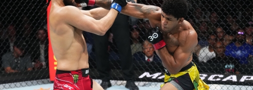 Масвидаль (слева) проиграл единогласным решением судей