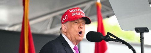 Дональд Трамп часто робить компліменти чоловікам публічно