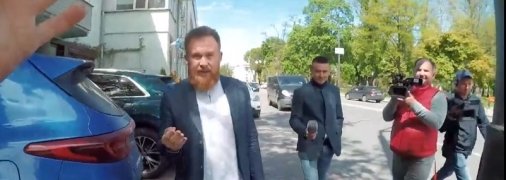 "Быдлота блин": отрицавший коронавирус "слуга народа" набросился на журналистов из-за неправильной парковки