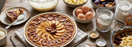 Шарлотка с яблоком и сливами