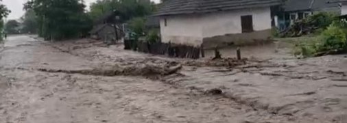 На Буковине ливень размыл дороги, подтоплены десятки сел (видео)
