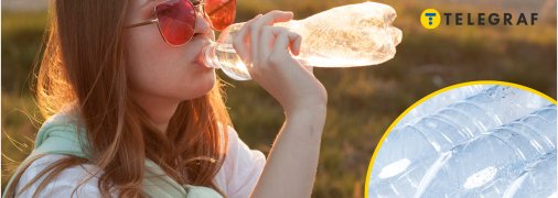 Дівчина п'є з пластикової пляшки